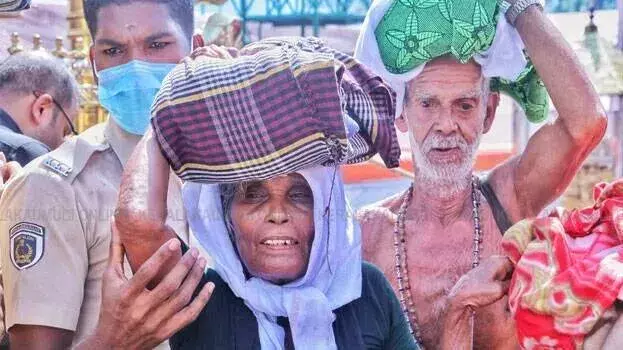 kerala: सबरीमाला में भीड़ कंट्रोल में; कहीं भी लंबी लाइन नहीं kerala: सबरीमाला में भीड़ कंट्रोल में; कहीं भी लंबी लाइन नहीं