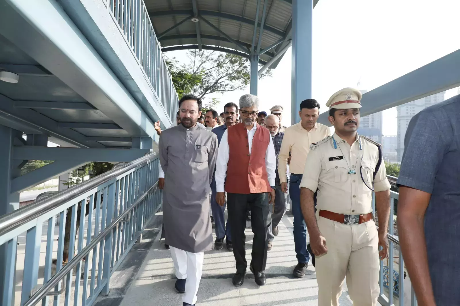 Telangana : किशन ने हाईटेक सिटी रेलवे स्टेशन के ₹36 करोड़ के अपग्रेडेशन की समीक्षा की Telangana : किशन ने हाईटेक सिटी रेलवे स्टेशन के ₹36 करोड़ के अपग्रेडेशन की समीक्षा की
