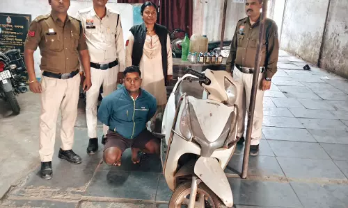 शराब बेचते युवक रंगे हाथों पकड़ा गया, स्कूटी जब्त