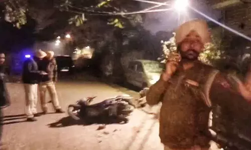 Ludhiana में गुटों के बीच झड़प में दो घायल, तीन गाड़ियां जलीं Ludhiana में गुटों के बीच झड़प में दो घायल, तीन गाड़ियां जलीं