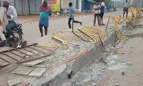 गाड़ी डिवाइडर से टकराई: बैरिकेड टूट गया