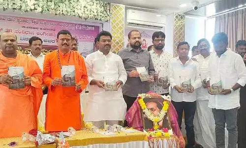 Shahpur : द ब्यूटी ऑफ द रेड बस किताब का विमोचन