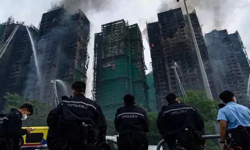 Hong Kong Fire: 8 लोग गिरफ्तार, जांच भ्रष्टाचार और सुरक्षा मुद्दों तक बढ़ी