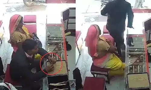 UP: कस्टमर बनकर आया आदमी 3 सोने की चेन चुराकर कुछ ही सेकंड में गायब हो गया UP: कस्टमर बनकर आया आदमी 3 सोने की चेन चुराकर कुछ ही सेकंड में गायब हो गया