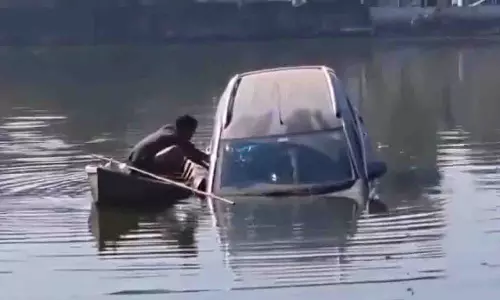 उत्तर प्रदेश: SUV में फंसे ड्राइवर को बचाने के लिए आदमी तालाब में कूदा उत्तर प्रदेश: SUV में फंसे ड्राइवर को बचाने के लिए आदमी तालाब में कूदा
