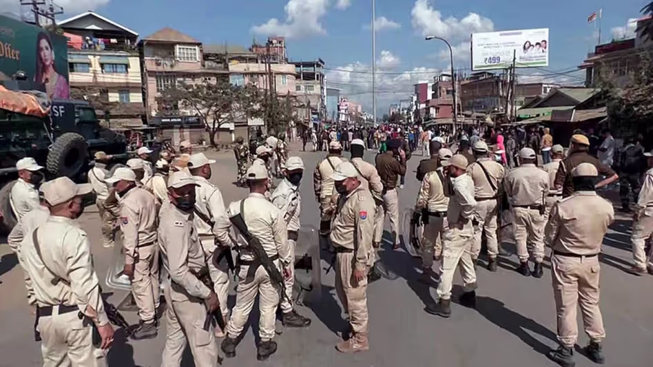 Manipur में हिंसा से परेशान लोग घर लौटना चाहते थे, लेकिन सुरक्षा बलों से उनकी झड़प हो गई।