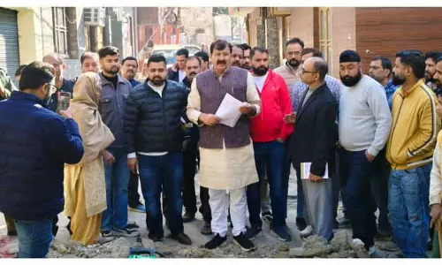 Arvind Gupta ने वार्ड 13 का दौरा किया, अधिकारियों को काम समय पर पूरा करने के निर्देश दिए