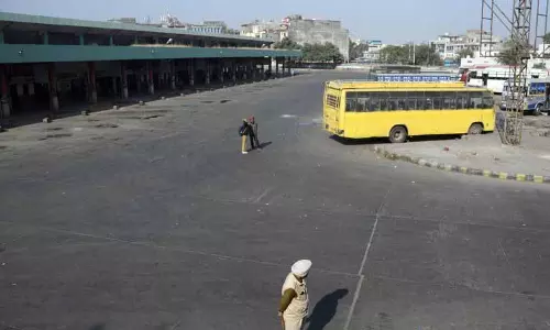लुधियाना में रोडवेज और PRTC के कॉन्ट्रैक्ट कर्मचारी हड़ताल पर, यात्रियों को हो रही परेशानी लुधियाना में रोडवेज और PRTC के कॉन्ट्रैक्ट कर्मचारी हड़ताल पर, यात्रियों को हो रही परेशानी