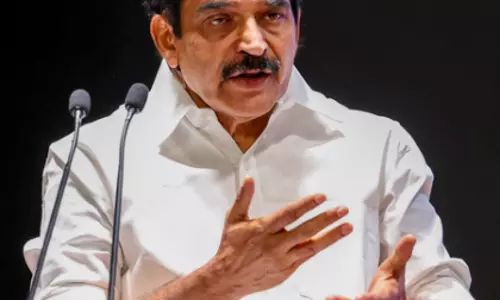 केसी वेणुगोपाल ने Karnataka कांग्रेस में दरार दूर की केसी वेणुगोपाल ने Karnataka कांग्रेस में दरार दूर की