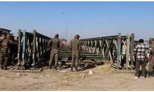 JAMMU: भारतीय सेना ने बेली ब्रिज को तोड़ना शुरू किया JAMMU: भारतीय सेना ने बेली ब्रिज को तोड़ना शुरू किया