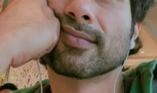 Shahid Kapoor: फ्लाइट में देरी की स्थिति को मोटिवेशन के पल में बदल दिया