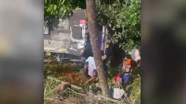 kerala: सबरीमाला यात्रियों से भरी बस खाई में गिरी, एक मृत, दो गंभीर