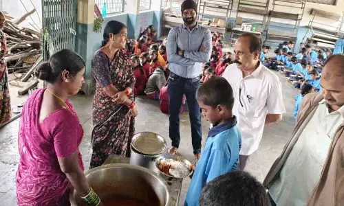 छात्रों को अच्छी क्वालिटी का खाना मिलना चाहिए: MEO सत्यनारायण रेड्डी छात्रों को अच्छी क्वालिटी का खाना मिलना चाहिए: MEO सत्यनारायण रेड्डी