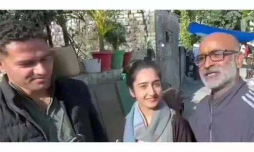 JAMMU: सरकारी कार्रवाई में घर गिराए जाने के बाद हिंदू व्यक्ति ने मुस्लिम पत्रकार को ज़मीन तोहफ़े में दी