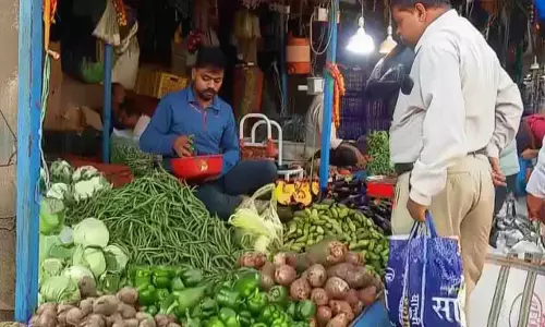 Odisha में सब्जियों के दाम आसमान पर, घरों का बजट बिगड़ा Odisha में सब्जियों के दाम आसमान पर, घरों का बजट बिगड़ा