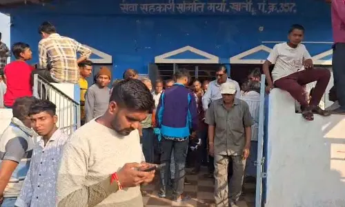 खाद वितरण में अनियमितता से भड़के किसान, बेमेतरा-थान खम्हरिया मार्ग दो घंटे जाम