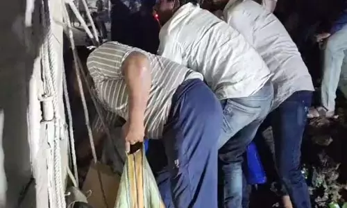 Beer Truck पलटा, ड्राइवर फंसा, लोग बोतलें लूट रहे थे