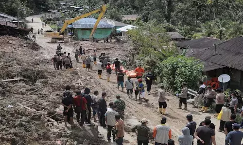 Indonesia में बाढ़ से मरने वालों की संख्या बढ़कर 303 हुई, चक्रवात से हुई तबाही