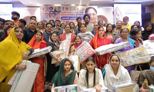 Delhi की सीएम रेखा गुप्ता ने फ्री उज्ज्वला रसोई गैस सिलेंडर बांटे