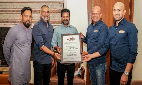 तेलंगाना के CM रेवंत रेड्डी ने इंडियन सुपरक्रॉस रेसिंग लीग राउंड 2 के पोस्टर का किया अनावरण तेलंगाना के CM रेवंत रेड्डी ने इंडियन सुपरक्रॉस रेसिंग लीग राउंड 2 के पोस्टर का किया अनावरण