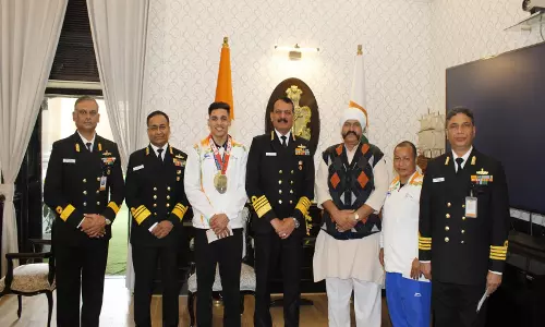 भारतीय नौसेना ने हितेश गुलिया और कोच सुरंजय सिंह को विश्व मुक्केबाजी कप जीत के लिए सम्मानित किया