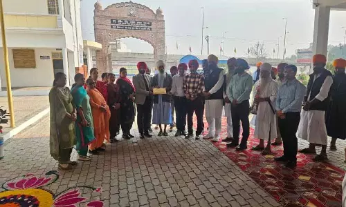 Amritsar: कॉलेज स्टाफ ने बाढ़ प्रभावित लोगों के लिए 1.13 लाख रुपये दान किए Amritsar: कॉलेज स्टाफ ने बाढ़ प्रभावित लोगों के लिए 1.13 लाख रुपये दान किए