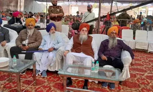 Amritsar: स्पीकर ने स्टूडेंट्स से कड़ी मेहनत करने और फोन का इस्तेमाल कम करने की अपील की Amritsar: स्पीकर ने स्टूडेंट्स से कड़ी मेहनत करने और फोन का इस्तेमाल कम करने की अपील की