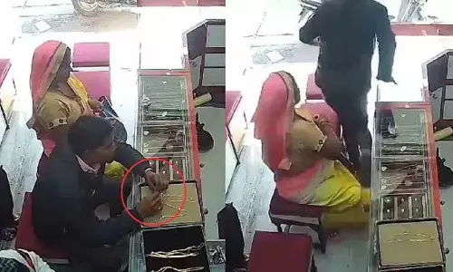 आदमी ने customer बनकर सोने की चेन चुराई आदमी ने customer बनकर सोने की चेन चुराई