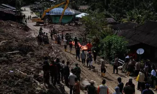 Indonesia: सुमात्रा में लैंडस्लाइड और बाढ़ से 300 से अधिक की मौत, हजारों बेघर Indonesia: सुमात्रा में लैंडस्लाइड और बाढ़ से 300 से अधिक की मौत, हजारों बेघर