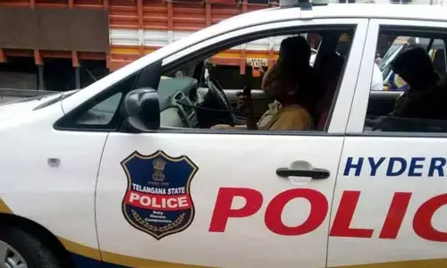 Madhapur police ने गवर्नर के कार्यक्रम में फर्जी रिपोर्टर की घटना की जांच की Madhapur police ने गवर्नर के कार्यक्रम में फर्जी रिपोर्टर की घटना की जांच की