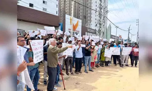 फ्लैट हैंडओवर देरी पर Hyderabad में वासावी अर्बन के खिलाफ प्रदर्शन फ्लैट हैंडओवर देरी पर Hyderabad में वासावी अर्बन के खिलाफ प्रदर्शन