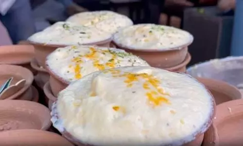 गुलाबी ठंड की शुरुआत होते ही वाराणसी में मलइयो खाने पहुंच रहे लोग, क्या है इसकी खासियत? गुलाबी ठंड की शुरुआत होते ही वाराणसी में मलइयो खाने पहुंच रहे लोग, क्या है इसकी खासियत?