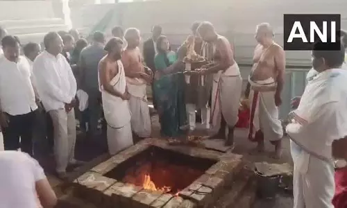 डिप्टी सीएम डी.के. शिवकुमार ने पत्नी के साथ मांड्या के भू वराह स्वामी मंदिर में की पूजा डिप्टी सीएम डी.के. शिवकुमार ने पत्नी के साथ मांड्या के भू वराह स्वामी मंदिर में की पूजा