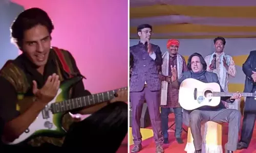 35 साल बाद गिटार उठाते Rahul Roy ने शादी में गाया आशिकी, दिखाया रोमांटिक अंदाज 35 साल बाद गिटार उठाते Rahul Roy ने शादी में गाया आशिकी, दिखाया रोमांटिक अंदाज