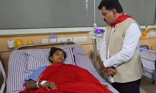 IED ब्लास्ट में घायल महिला कांस्टेबल से मिलने पहुंचे उपमुख्यमंत्री विजय शर्मा IED ब्लास्ट में घायल महिला कांस्टेबल से मिलने पहुंचे उपमुख्यमंत्री विजय शर्मा