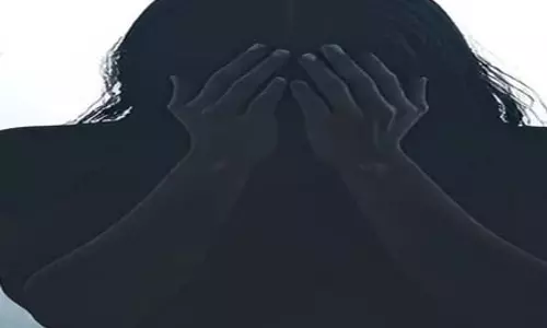 कोलकाता में तीन लोगों ने महिला को कार में खींचा, जबरन शराब पिलाकर की छेड़छाड़ कोलकाता में तीन लोगों ने महिला को कार में खींचा, जबरन शराब पिलाकर की छेड़छाड़