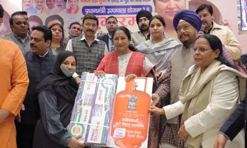 दिल्ली की सीएम रेखा गुप्ता ने मुफ्त उज्ज्वला रसोई गैस सिलेंडर वितरित किए दिल्ली की सीएम रेखा गुप्ता ने मुफ्त उज्ज्वला रसोई गैस सिलेंडर वितरित किए