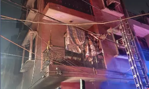 टिगरी एक्सटेंशन की चार मंजिला इमारत में आग, 3 की मौत