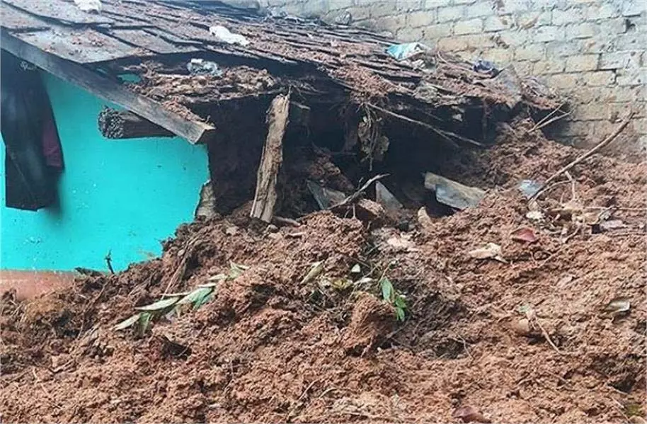 Uttarakhand:भूस्खलन, भरभराकर गिरा मकान, मलबे में दबने से युवक की मौत Uttarakhand:भूस्खलन, भरभराकर गिरा मकान, मलबे में दबने से युवक की मौत