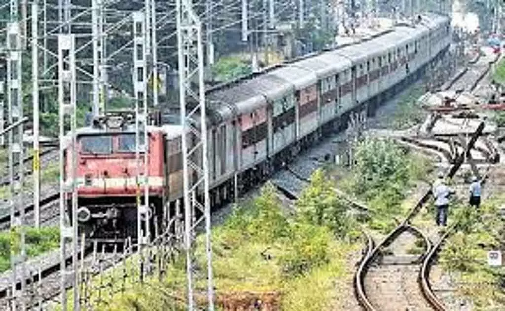 Tamil Nadu : ट्रेनों के स्लीपिंग कम्पार्टमेंट में बेडस्प्रेड पैसे देकर मिल जाएंगे Tamil Nadu : ट्रेनों के स्लीपिंग कम्पार्टमेंट में बेडस्प्रेड पैसे देकर मिल जाएंगे