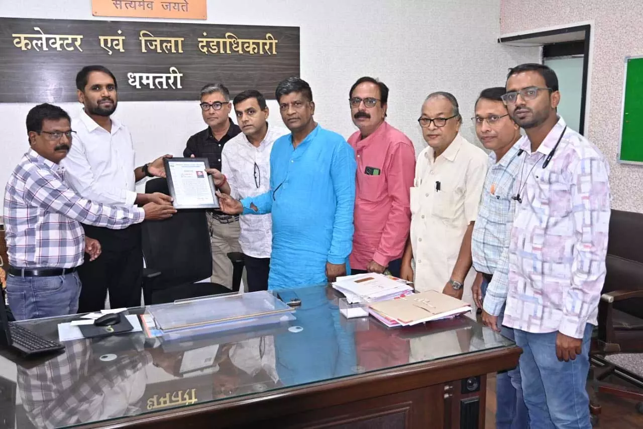 राष्ट्रीय उपलब्धियों पर कलेक्टर अबिनाश मिश्रा को डिस्ट्रिक्ट मीडिया क्लब ने प्रशस्ति पत्र प्रदान कर दी बधाई राष्ट्रीय उपलब्धियों पर कलेक्टर अबिनाश मिश्रा को डिस्ट्रिक्ट मीडिया क्लब ने प्रशस्ति पत्र प्रदान कर दी बधाई