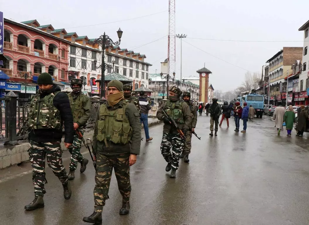 Srinagar: लालचौक में पुलिस-सीआरपीएफ का तलाशी अभियान जारी Srinagar: लालचौक में पुलिस-सीआरपीएफ का तलाशी अभियान जारी