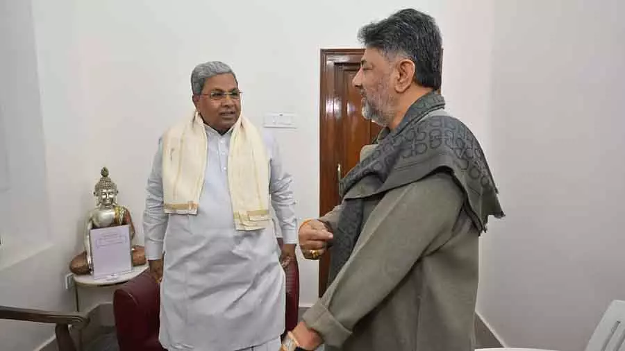 डीके शिवकुमार ज़रूरी ब्रेकफ़ास्ट मीटिंग के लिए CM सिद्धारमैया के घर पहुंचे डीके शिवकुमार ज़रूरी ब्रेकफ़ास्ट मीटिंग के लिए CM सिद्धारमैया के घर पहुंचे
