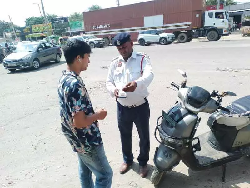 Gurugram पुलिस ने बिना हेलमेट बाइक चलाने पर 21,900 से ज्यादा लोगों पर जुर्माना लगाया Gurugram पुलिस ने बिना हेलमेट बाइक चलाने पर 21,900 से ज्यादा लोगों पर जुर्माना लगाया