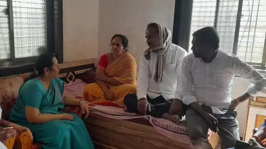 Beed : डॉ. नीलम गोरहे ने मृतक डॉ. गौरी पलवे-गरजे के परिजनों को न्याय का भरोसा दिलाया Beed : डॉ. नीलम गोरहे ने मृतक डॉ. गौरी पलवे-गरजे के परिजनों को न्याय का भरोसा दिलाया