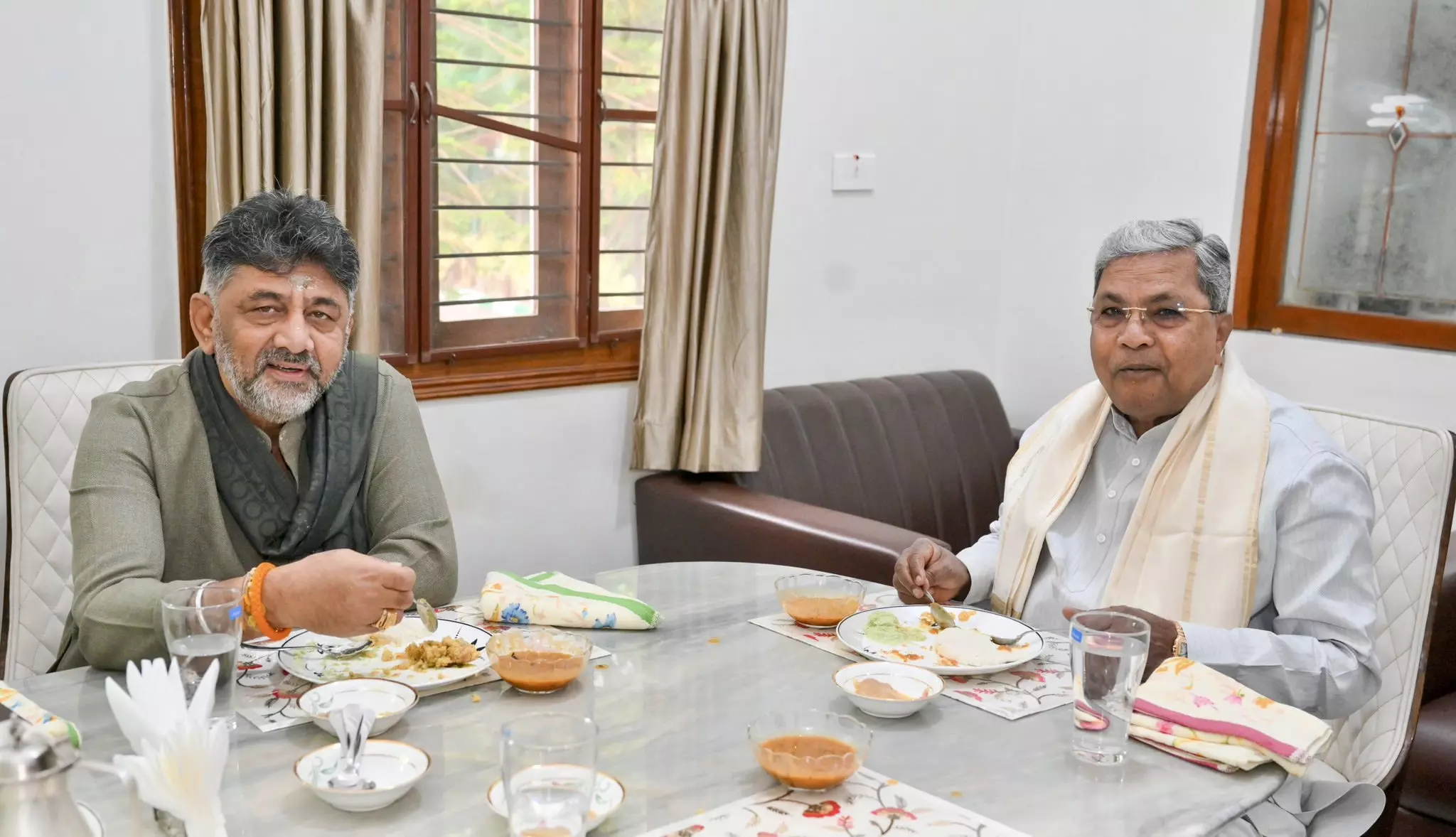 Karnataka: सिद्दारमैया ने डीके शिवकुमार के साथ किया ब्रेकफास्ट Karnataka: सिद्दारमैया ने डीके शिवकुमार के साथ किया ब्रेकफास्ट