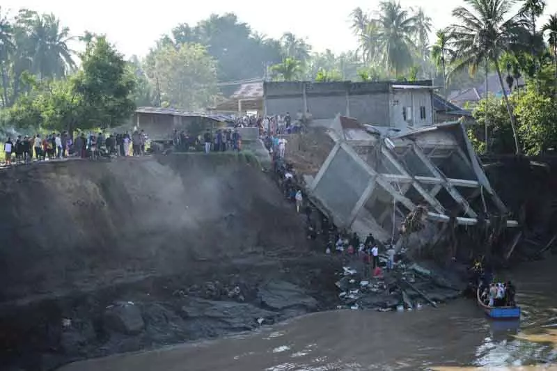Indonesia के सुमात्रा द्वीप पर बाढ़ और भूस्खलन से मरने वालों की संख्या बढ़कर 248 हुई Indonesia के सुमात्रा द्वीप पर बाढ़ और भूस्खलन से मरने वालों की संख्या बढ़कर 248 हुई