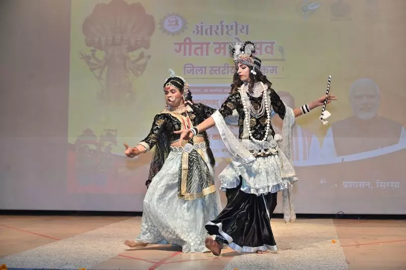 शांति के लिए स्वधर्म अपनाएं गीता महोत्सव में सिरसा University के वीसी शांति के लिए स्वधर्म अपनाएं गीता महोत्सव में सिरसा University के वीसी
