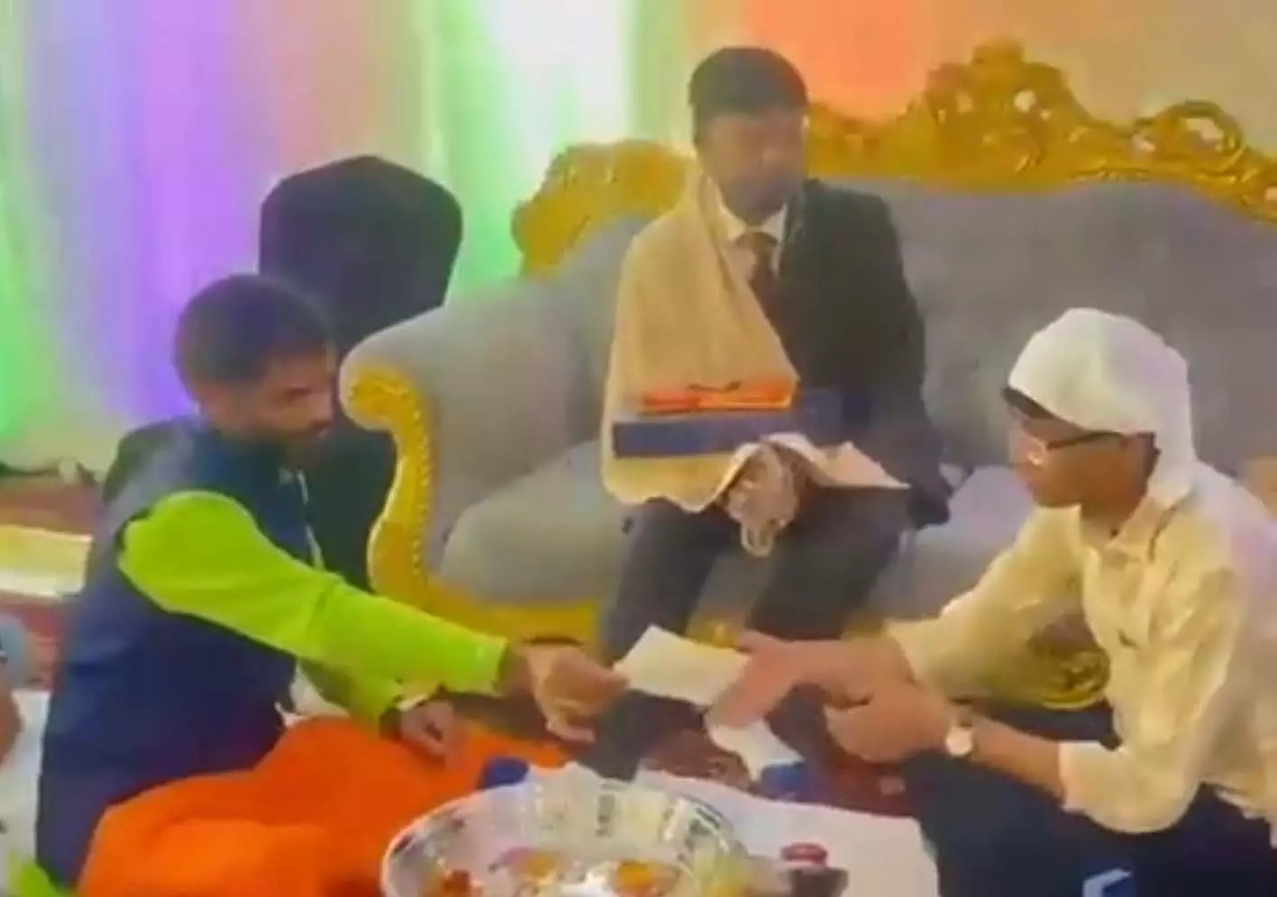 दिया बड़ा संदेश, जीता सबका दिल, इस शादी को हो रही चर्चा दिया बड़ा संदेश, जीता सबका दिल, इस शादी को हो रही चर्चा