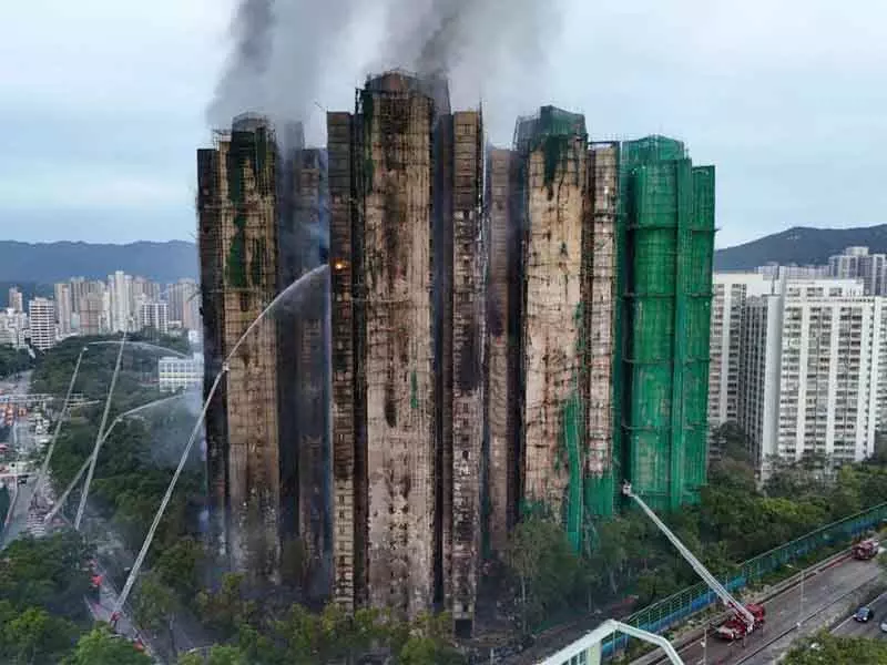 Hong Kong में आग मामले में आठ और गिरफ्तार, 128 की मौत Hong Kong में आग मामले में आठ और गिरफ्तार, 128 की मौत